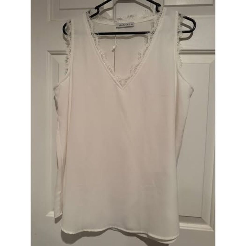 073. NWT Harhay (Amazon) white flowy tank w/ design around neckline XL